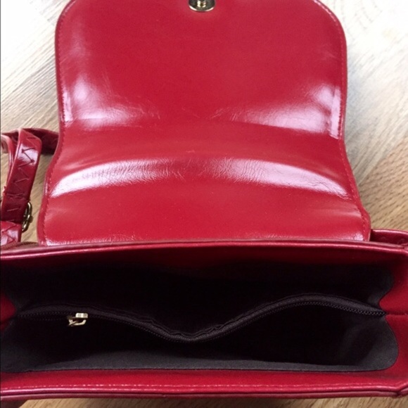💥LAST ONE💥 Red Rivet Crossbody Bag - Picture 4 of 4